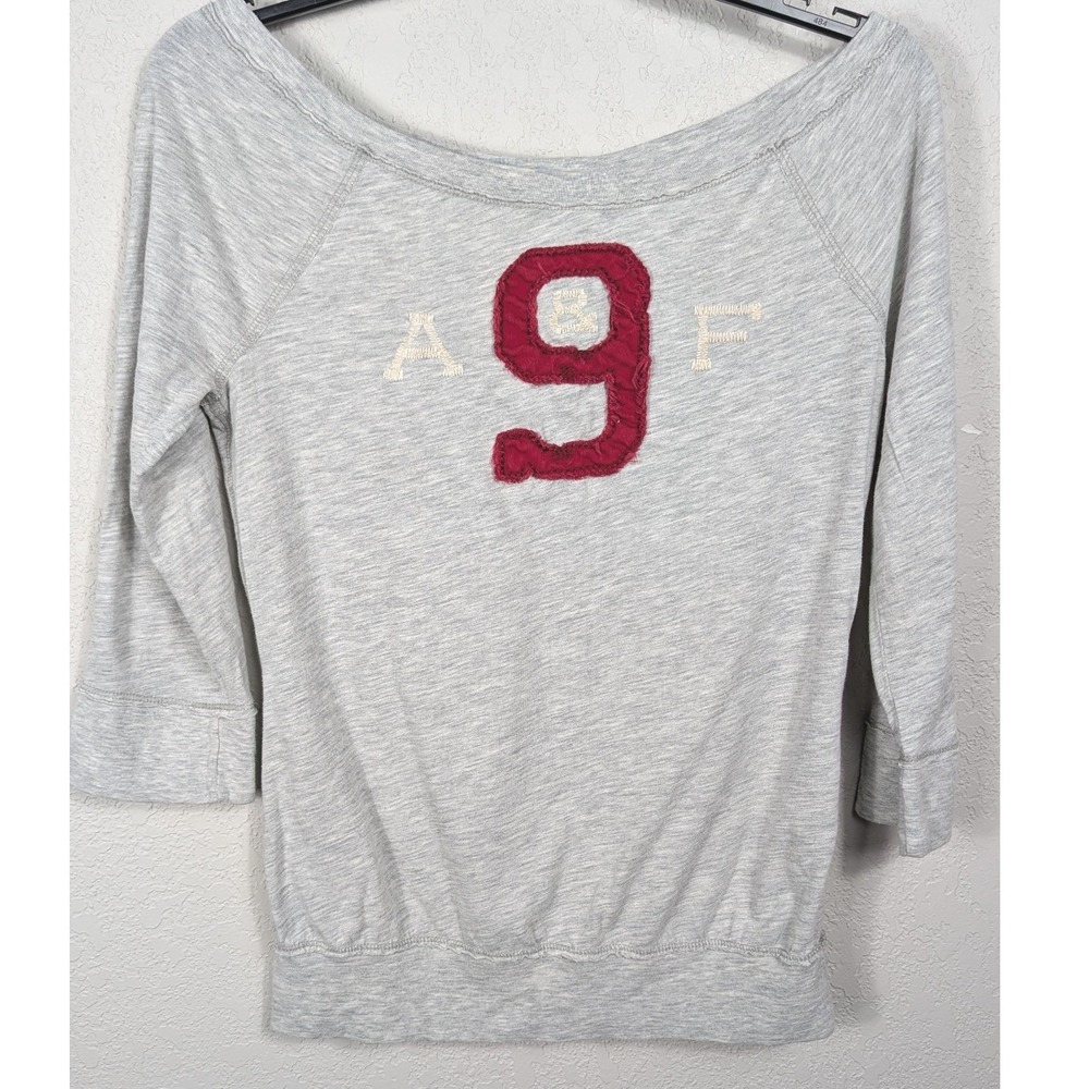 Abercrombie & Fitch Top‎ Womens XS Gray 3/4 Sleeve Graphic Off Shoulder Y2K